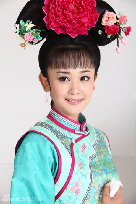 Nữ diễn viên Hải Lục vai Hạ Tử Vy trong Tân hoàn châu cách cách tuy không được đánh giá cao nhưng trang phục của cô cũng được đầu tư kỹ càng và đẹp mắt.