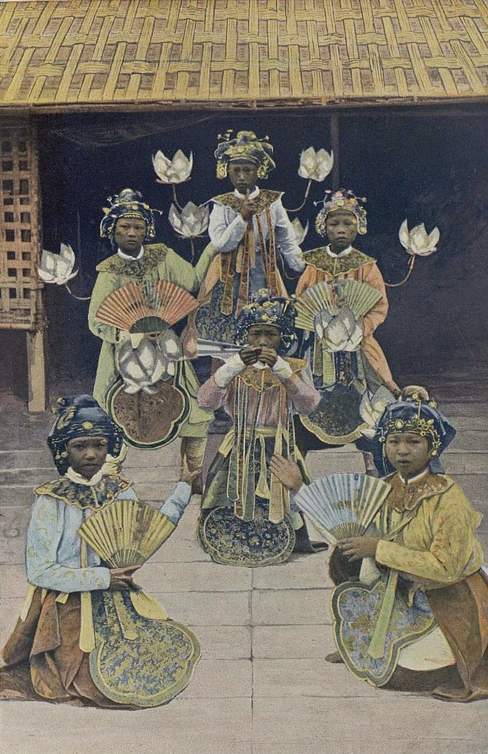 Các nghệ sĩ múa trong một cuốn sách có tên“Các thuộc địa Pháp” của tác giả Brossard, Pháp.