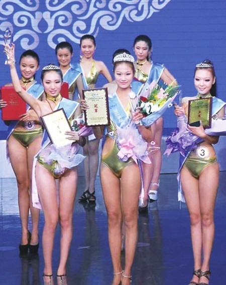 Top 3 tại cuộc thi Hoa hậu bikini thế giới Trung Quốc khu vực tỉnh Sơn Đông vẫn còn dư âm với trang phục áo tắm đêm chung kết quá phản cảm và chướng mắt.