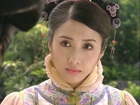 Lê Tư vai Hầu Quế Ngọc Doanh trong phim “Kim chi dư nghiệt” với trang phục đời Thanh phối màu hết sức tươi sáng.