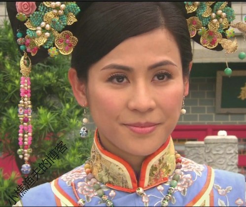 Với vai diễn trong phim “Vạn phượng chi vương”, nữ diễn viên Tuyên Huyên bị cư dân mạng đánh giá cho trang phục kém hấp dẫn, thế nhưng không thể phủ nhận trình độ diễn xuất của Tuyên Huyên trong phim.
