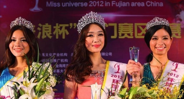 Top 3 Hoa hậu Ma Cao 2012. Từ trái qua Á hậu Lý Lâm (trái), hoa hậu Hoàng Dĩnh Lợi (giữa) và Á hậu 2 Trương Phi Lợi.