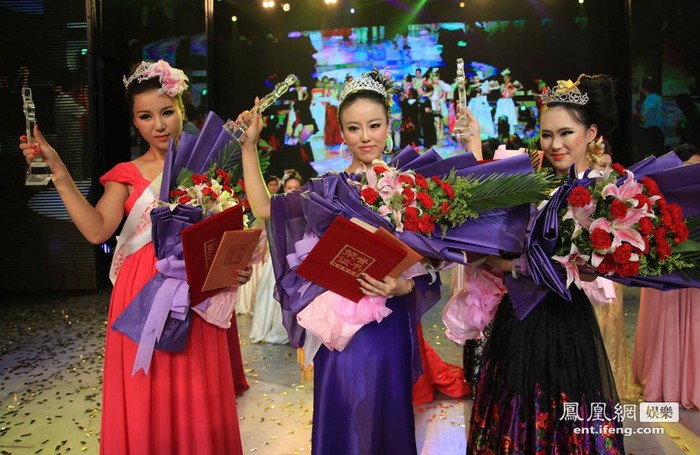 Và cuối cùng đêm chung kết cuộc thi Hoa hậu Quốc tế Trung Quốc khu vực tỉnh Thiểm Tây đã chọn ra được 3 danh hiệu cao nhất là hoa hậu Lôi Đào (giữa), Á hậu 1 Lý Tĩnh Ngưng (trái) và Á hậu 2 Lý Như Vân. Ba người đẹp sẽ đại diện cho tỉnh Thiểm Tây tham dự đêm chung kết toàn quốc của Trung Quốc.