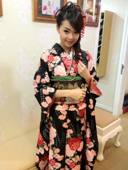 Minh Hằng xúng xính kimono cho ngày "Nắm chặt tay".