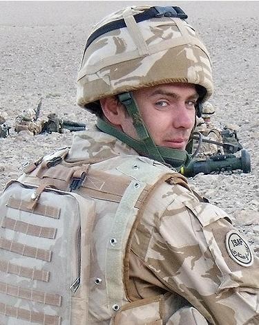 Anh lính xấu số Kevin Elliott tại chiến trường Afghanistan có một cậu bạn có thể coi là con chấy cắn đôi như Barry Delany. Ảnh. Thescottishsun.