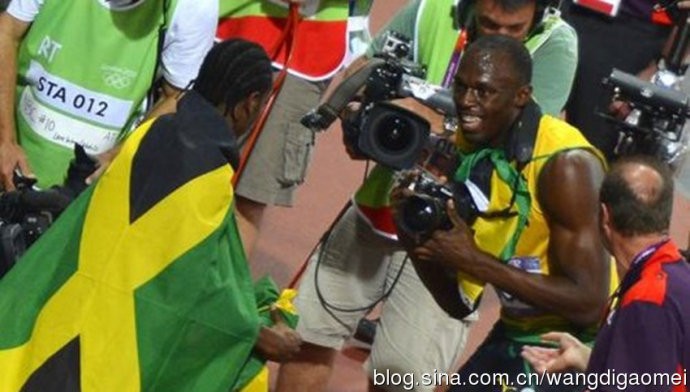 Usain Bolt, VĐV điền kinh đầu tiên trên thế giới bảo vệ thành công 2 tấm HCV ở 2 nội dung chạy ngắn 100m và 200m ở 2 kỳ Olympic liên tiếp cho đội tuyển Jamaica. Sau khi ghi được thành tích đi vào lịch sử điền kinh, giá trị của Bolt là điều không thể phủ nhận, theo một nguồn tin cho biết mỗi giây tham gia quảng cáo của vận động viên điền kinh da màu này trị giá 2 triệu USD, một con số thật khiến người khác phải giật mình.