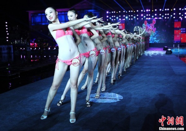 Màn đồng diễn của các người đẹp đến từ khắp các tỉnh thành của Trung Quốc tại Chung kết Hoa hậu Bikini Trung Quốc 2012.