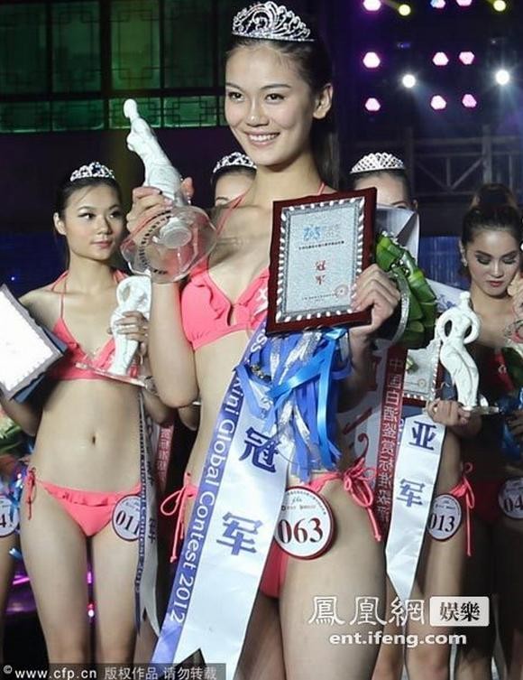 Triệu Mỹ Quyên trong giờ khắc đăng quang Hoa hậu Bikini Quốc tế Trung Quốc 2012.