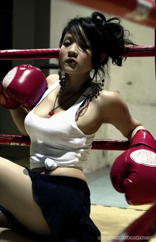Thủy Top từng gây sốt với cư dân mạng về bộ hình nóng bỏng mắt của cô trong vai một nữ võ sĩ boxing.