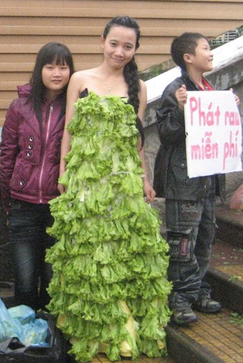 Cựu sinh viên Đại học Đà Lạt Phạm Triều Chính không ngại thời tiết mưa và lạnh đã mặc trang phục được kết từ rau diếp để kêu gọi người dân nâng cao ý thức vì môi trường, bảo vệ động vật. Ảnh. Dương Triều.