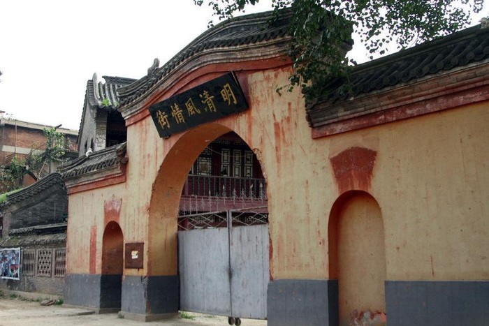 Lối vào con phố Minh – Thanh phong tình nổi tiếng của khu vực cũng đóng im ỉm.