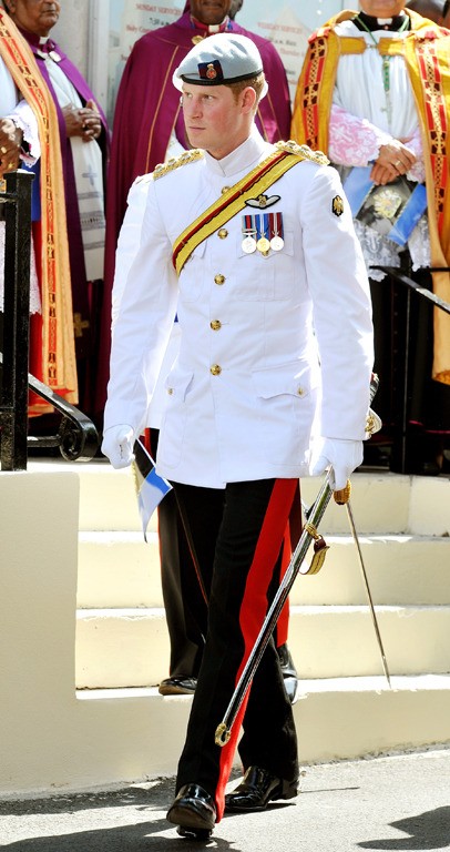 Hoàng tử Harry trong trang phục duyệt binh của hoàng gia.