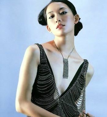 Đệ nhất mỹ nữ Đài Loan Lâm Chí Linh thì bị đồn đã tu sửa vòng một khá lộ liễu.