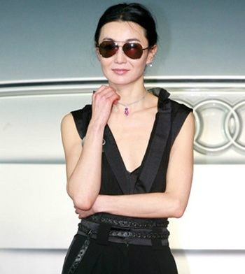 Nữ diễn viên Trương Mạn Ngọc cũng là một tín đồ trung thành của loại trang phục cổ chữ V mặc dù thân hình của nữ diễn viên gạo cội này được đánh giá là khô đét.