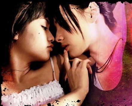 Nụ hôn đồng tính của nữ diễn viên Lương Lạc Thi và người đẹp Dương Thừa Lâm. Cả hai cùng vài vai một cặp đôi đồng tính nữ trong phim “Hình xăm”. Khi đóng bộ phim này, Lương Lạc Thi mới 18 tuổi còn Dương Thừa Lâm 22 tuổi.