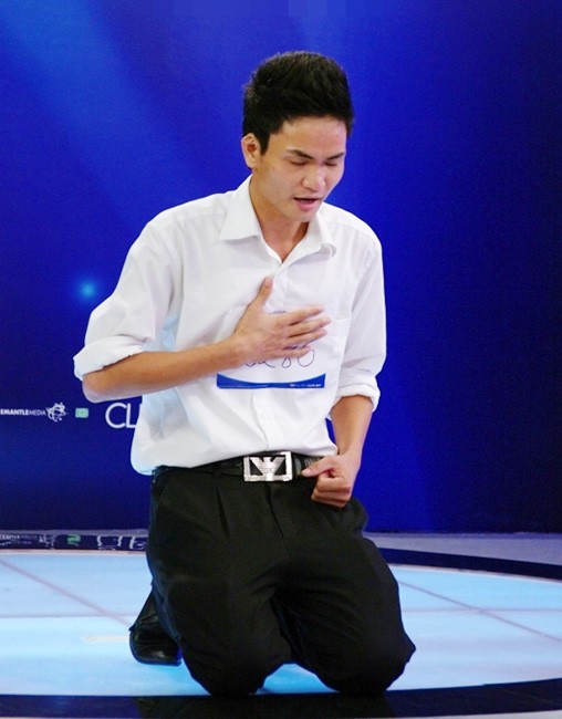 Nguyễn Hồng Quang với ca khúc của chính mình bị xem là "thảm họa" tại Vietnam Idol 2012.