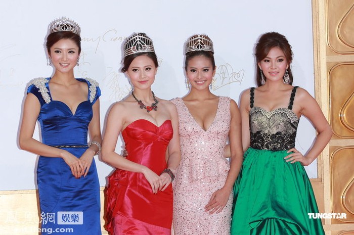 Đại diện Hoa hậu Hồng Kông 2011 cũng đến dự bao gồm Hoa hậu Châu Thần Lệ (thứ hai từ trái qua), Á hậu 1 Châu Hy Mẫn (trái), Hứa Diệc Ni (thứ 3 từ trái qua) và Lương Lệ Kiều.