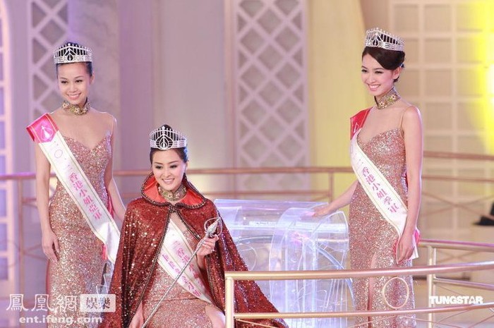 Và cuối cùng ngôi vị Hoa hậu Hồng Kông 2012 đã thuộc về Trương Danh Nha 24 tuổi (giữa), cháu gái của nghệ sĩ nổi tiếng Hồng Kông Trương Kiên Đình.