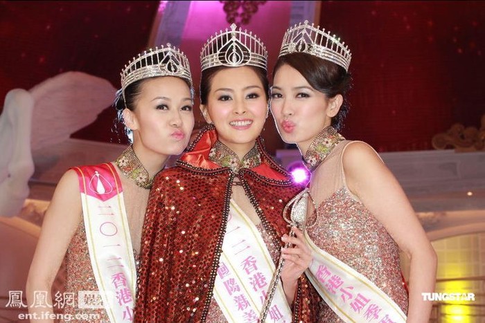 Ngoài danh hiệu Hoa hậu, Trương Danh Nha còn ẵm luôn giải Hoa hậu Thân thiện, Á hậu 1 thuộc về Hòang Tâm Dĩnh (ngoài cùng bên trái) và Á hậu 2 thuộc về Châu Thiên Tuyết.
