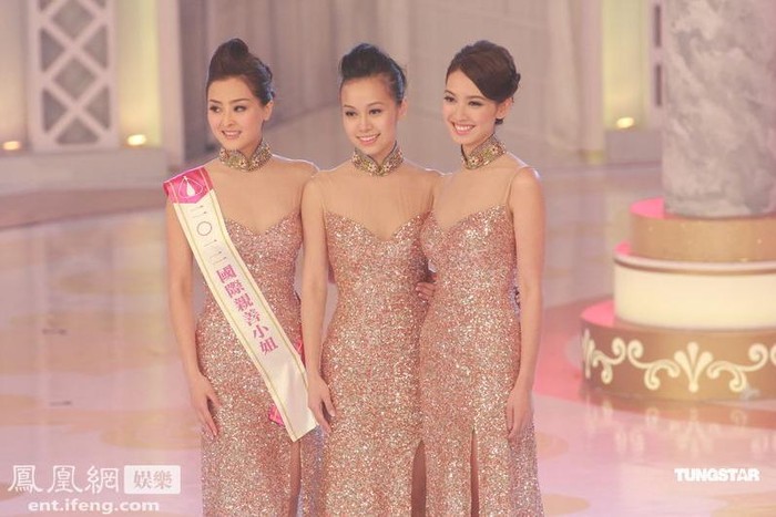 3 gương mặt xuất sắc nhất vào vòng ứng xử để chọn ra ai là Hoa hậu của đêm: Trương Danh Nha (trái), Hoàng Tâm Dĩnh (giữa) và Châu Thiên Tuyết.