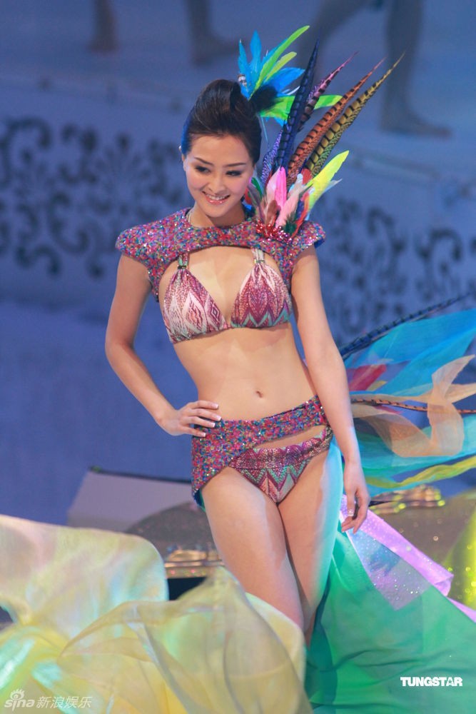 Đến với cuộc thi Hoa hậu Hồng Kông 2012, Trương Danh Nha cũng dính phải không ít tin đồn như từng qua phẫu thuật thẩm mỹ, có thai....