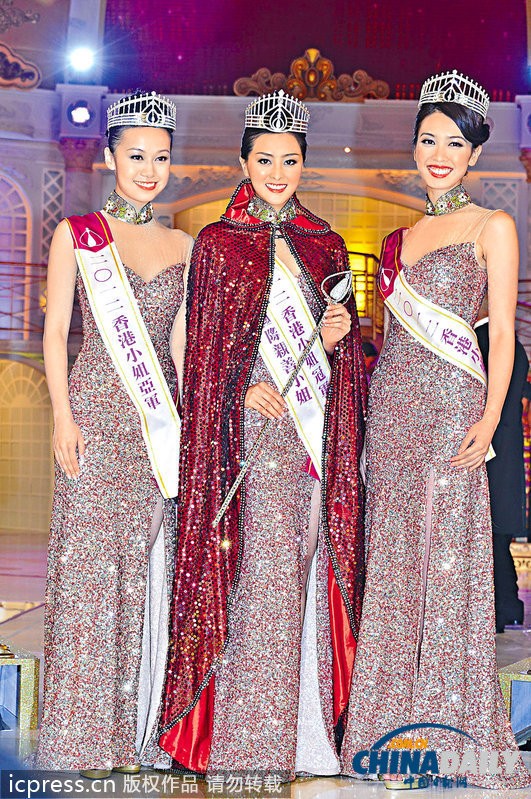 Tỏa sáng cùng top 3 gương mặt xuất sắc nhất khi trở thành hoa hậu Hồng Kông 2012.