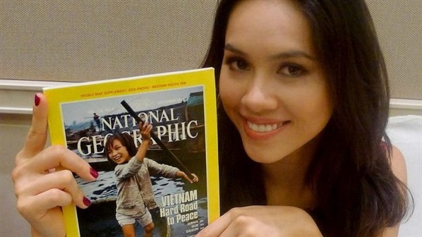 Hoàng My với cuốn tạp chí của National Geographic về hình Việt Nam cho bạn bè thế giới tại Miss World 2012.