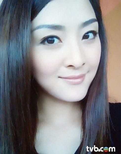 Trương Danh Nha năm nay 24 tuổi, cô có tên tiếng Anh là Carat Cheung. Cô có sở thích ca hát, đọc sách, trượt tuyết, khiêu vũ và có ước mơ trở thành một nghệ sĩ nổi tiếng.