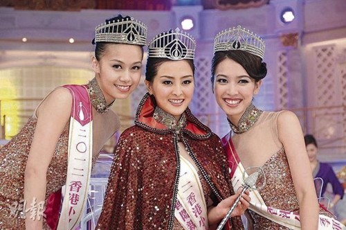 Trương Danh Nha (giữa) trong đêm đăng quang Hoa hậu Hồng Kông 2012.