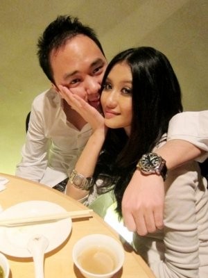 Lý Tông Thụy bên cạnh một nữ người mẫu Đài Loan.