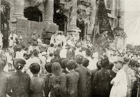 Thực hiện "Tuần lễ vàng", "Quỹ Độc lập", nhân dân Hà Nội hăng hái đến góp vàng, tiền ủng hộ kháng chiến tại Nhà hát Lớn, ngày 17/9/1945.