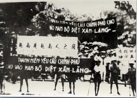 Sát cánh cùng đồng bào Nam Bộ kháng chiến, thanh niên Hà Nội yêu cầu Chính phủ cho vào Nam bộ diệt xâm lăng, tháng 9/1945.