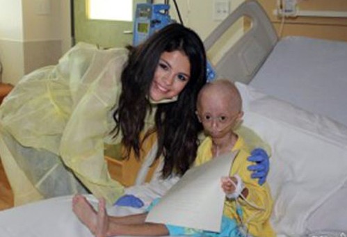Selena Gomez đã vào tận bệnh viện để thăm cô bé Hana Hwang.