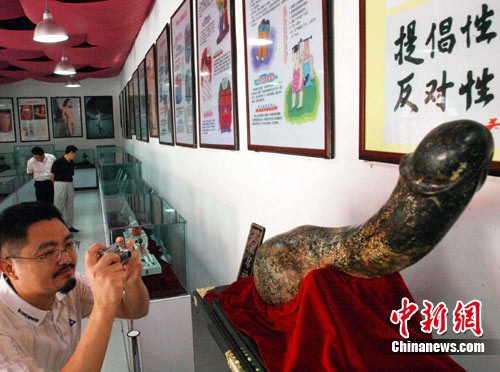 Trong ngày 16/8 rơi vào Lễ Thất Tịch truyền thống của người Trung Quốc, một bảo tàng văn hóa tính dục ở tỉnh Hà Bắc đã cho trưng bày hơn 300 hiện vật liên quan đến văn hóa tính dục và truyền thuyết Ngưu Lang – Chức Nữ.