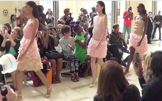 Nguyễn Thị Hằng là người đi giữa. >>Clip: Lộ thí sinh Next Top Model tại Tuần lễ Thời trang Xuân New York