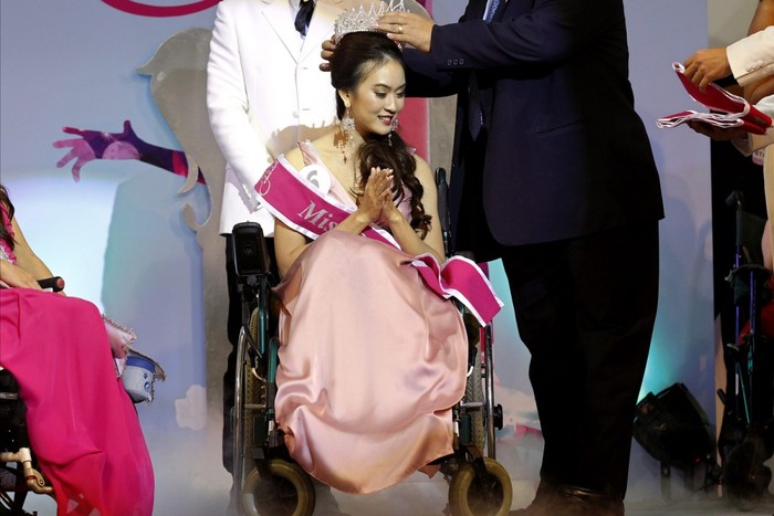 Ngày 22/8, cuộc thi Hoa hậu ngồi xe lăn Thái Lan 2012 (Miss Wheelchair Thailand 2012) được tổ chức tại thủ đô Băng Cốc với vương miện hoa hậu thuộc về Pattarawan Panitcha. Cuộc thi với mục đích chính là sự ủng hộ và khích lệ của xã hội dành cho những người khuyết tật.