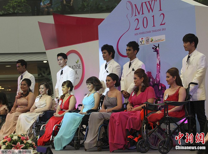 Các thí sinh khuyết tật tại Hoa hậu xe lăn Thái Lan 2012.