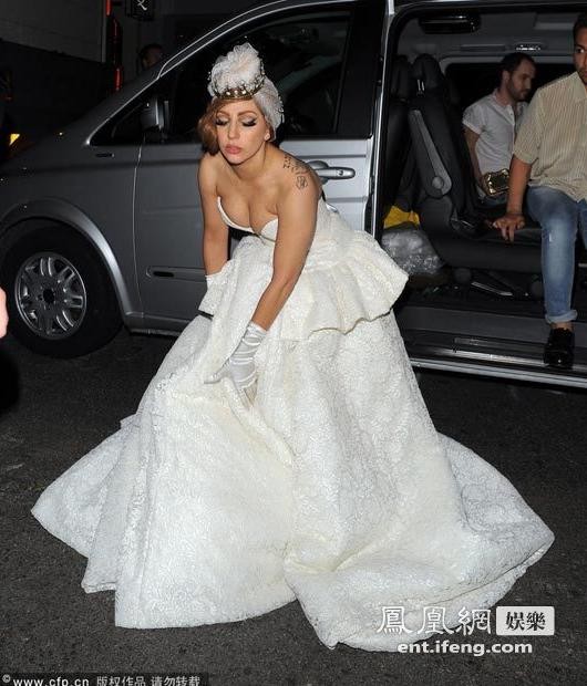 Có vẻ như trang phục quá nặng và vướng víu nên khiến Lady Gaga khó khăn trong việc di chuyển.