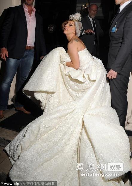 Một pha tạo dáng làm duyên của Lady Gaga với trang phục cô dâu trước các nhiếp ảnh gia.