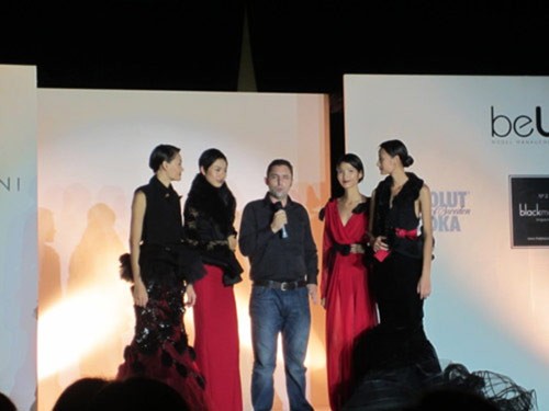 Hình ảnh được dân mạng tiết lộ là top 4 Vietnam's Next Top Model năm 2011 với Hoàng Thùy, Trà My, Lê Thúy và Thùy Trang tại một sự kiện tại Singapore năm ngoái, và sau đó kết quả chung cuộc hoàn toàn trùng khớp.