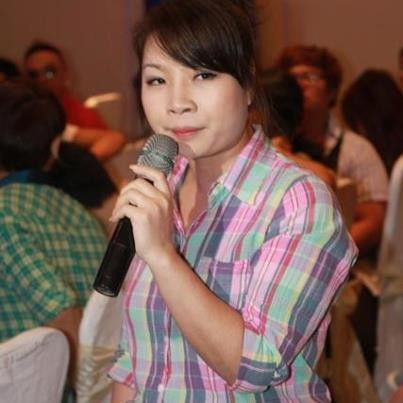 Thí sinh Quỳnh Trang với hành động gây sốc với các phóng viên tại buổi họp báo The Voice.