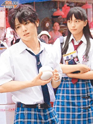 Nam diễn viên Nhật Ryosuke Yamada và nữ diễn viên Haruna Kawaguchi mếu máo đứng nhìn cảnh người dân Hồng Kông phản đối và chửi bới.