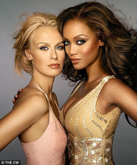 Cựu quán quân America's Next Top Model Cari Dee English (trái) chụp ảnh chung cùng Tyra Bank. Ảnh. CW.