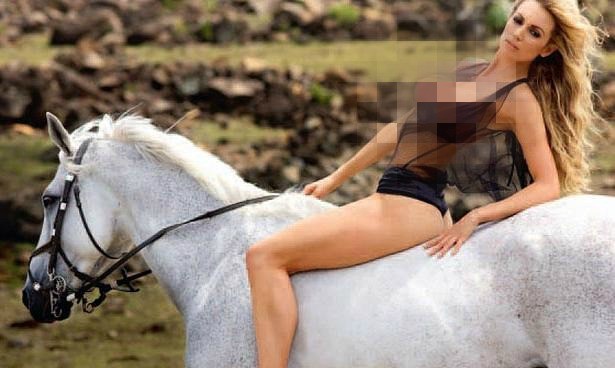 Rosana tạo dáng bên chú ngựa trắng trên tạp chí Playboy.