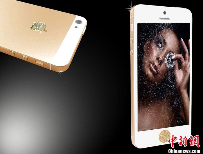Do hãng Stuart Hughes ở thành phố Liverpool nước Anh thiết kế với việc mạ những tinh thể vàng 24 carat và pha lê lên mẫu iPhone 5 mới nhất có bộ nhớ trong lên đến 64Gb với mức giá 2.695 bảng Anh, tương đương 4.400 USD.