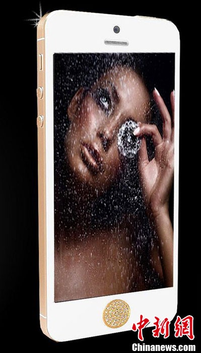 Stuart Hughes là hãng chuyên "trang điểm" cho những thiết bị smartphone với các đồ trang sức quý. Với mẫu iPhone 5 mới, hãng này đã cho mạ vàng logo hình quả táo và nút Home trên bề mặt điện thoại.