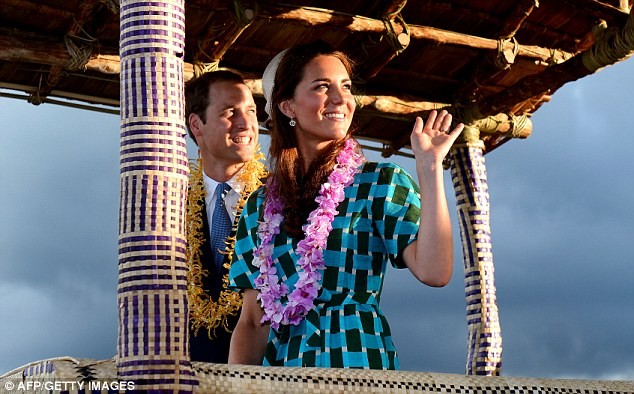 Hoàng tử William và công nương Kate trong chuyến công du tại đảo Solomon nhân Kỷ niệm 60 năm ngày nữ hoàng Anh lên ngôi. Ảnh. Getty Images.