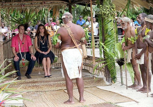 Cặp đôi sẽ tham gia trồng một cây dừa non, theo quan niệm của dân làng thì nó sẽ đánh dấu nhân kỷ niệm chuyến thăm của thành viên hoàng tộc.