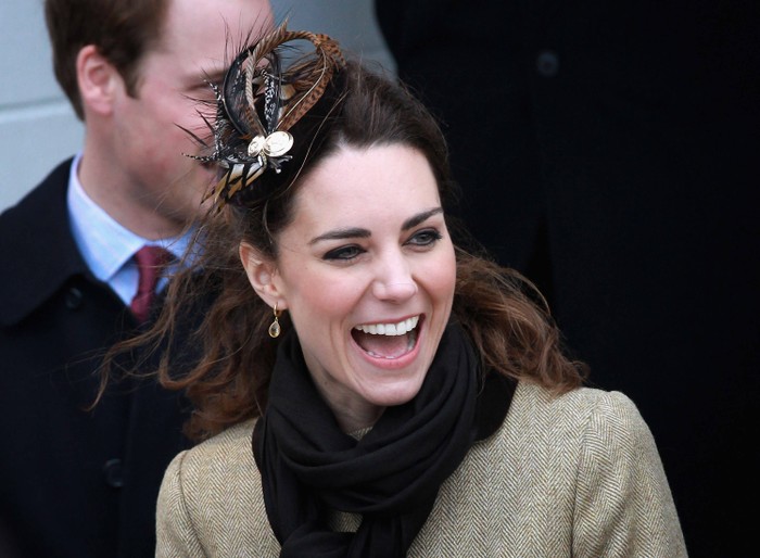 Công nương 30 tuổi luôn nhận được sự chào đón nồng nhiệt của mọi người mỗi khi cô xuất hiện khi đi bên cạnh chồng là hoàng tử William. Kate học tại ĐH St. Andrew ở Scotland, đồng thời là nơi cô gặp và yêu chồng mình là hoàng tử xứ Wales William năm 2001.