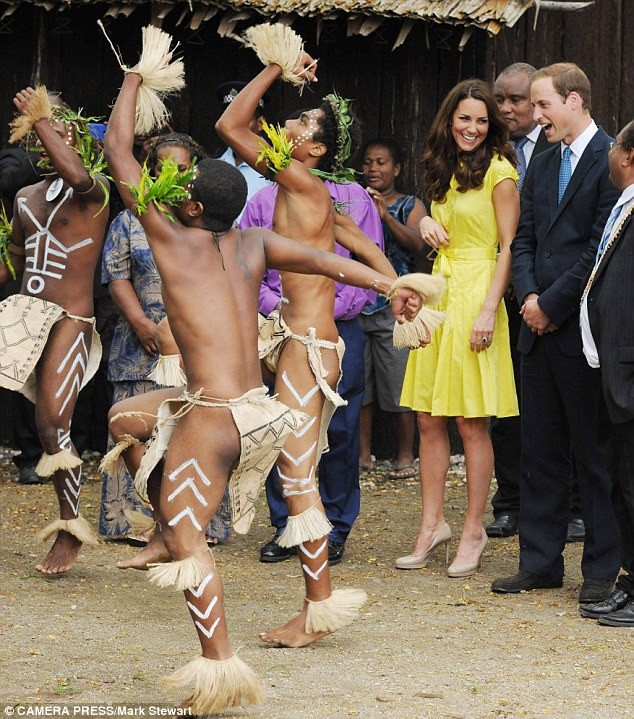 Hai vợ chồng tán gẫu trong khi coi điệu nhảy của trai bản ở làng Honiara.